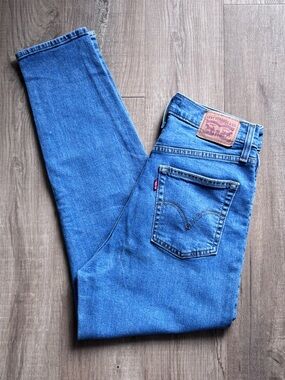 Levi's High Waisted Taper Jeans 27”